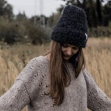 Czapka beanie najmodniejsza tej zimy! Do czego ją nosić?