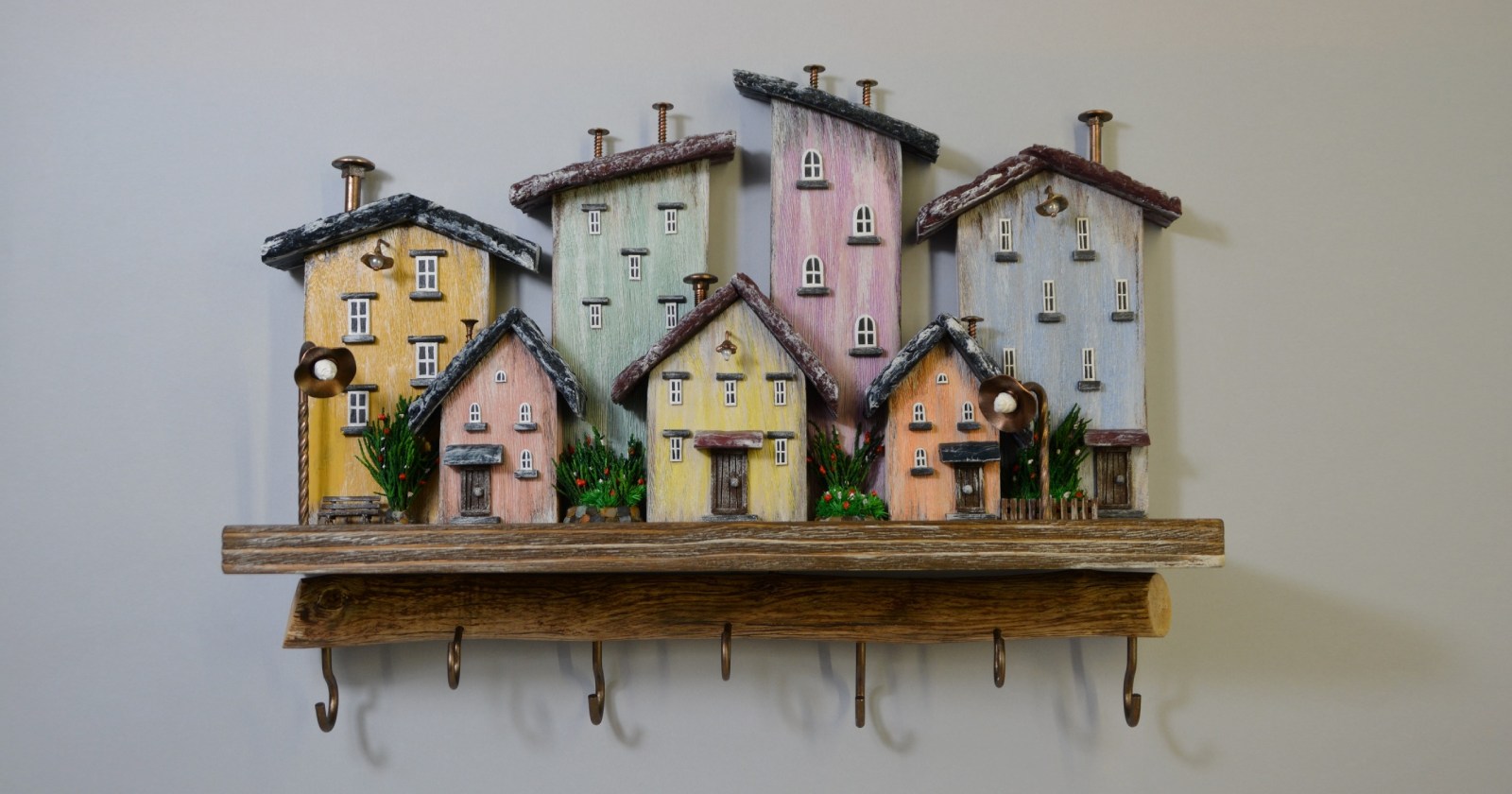 en drewniany wieszak na klucze wykonany jest z drewna. Małe drewniane domki wykonane są ze starego drewna, śrub, gwoździ, podkładek i innych materiałów. Idealnie pasuje do wnętrza w stylu kolonialnym