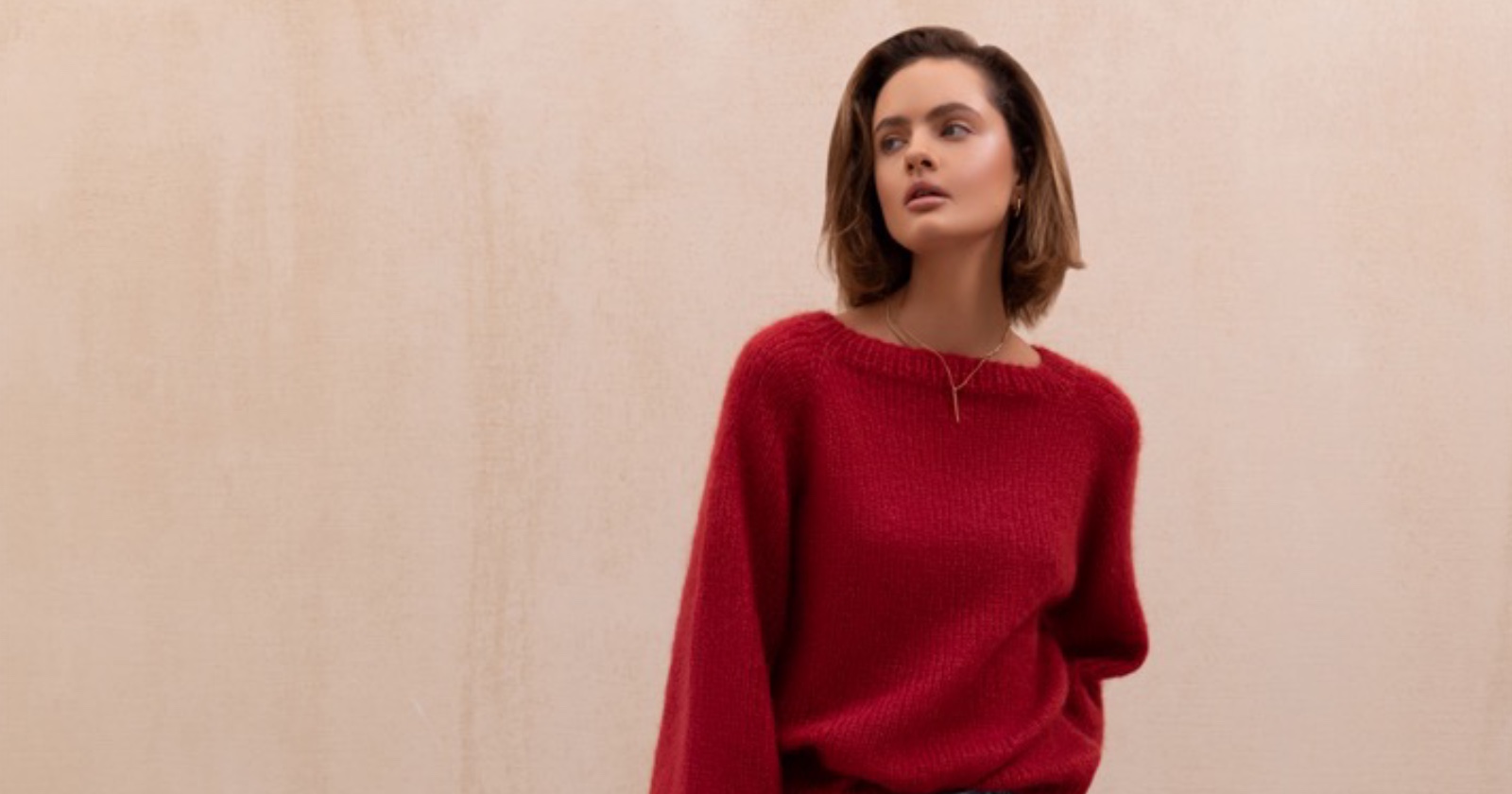 Prosty reglanowy sweter z delikatnego kid mohairu z jedwabiem sprawdzi się w twojej garderobie przez cały rok