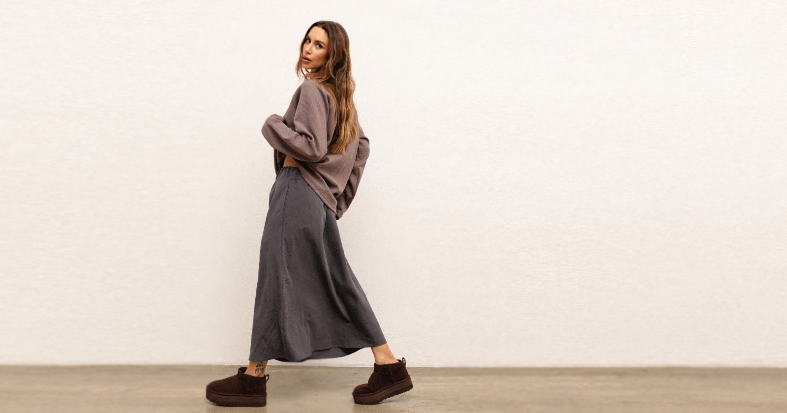 Jaki kolor pasuje do szarego? Stylowe zestawienia