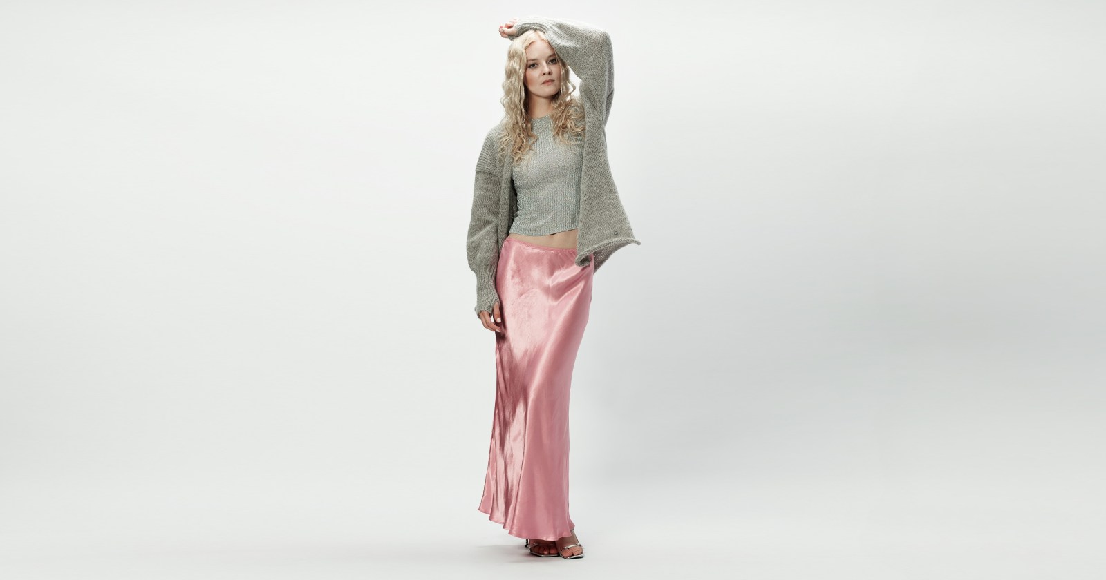 Mirabella z kolekcji BŁYSK to sweter, w którym od razu poczujesz różnicę. Miękka alpaka otuli Cię ciepłem i lekkością, dodatek włókien syntetycznych zadba o trwałość i łatwą pielęgnację