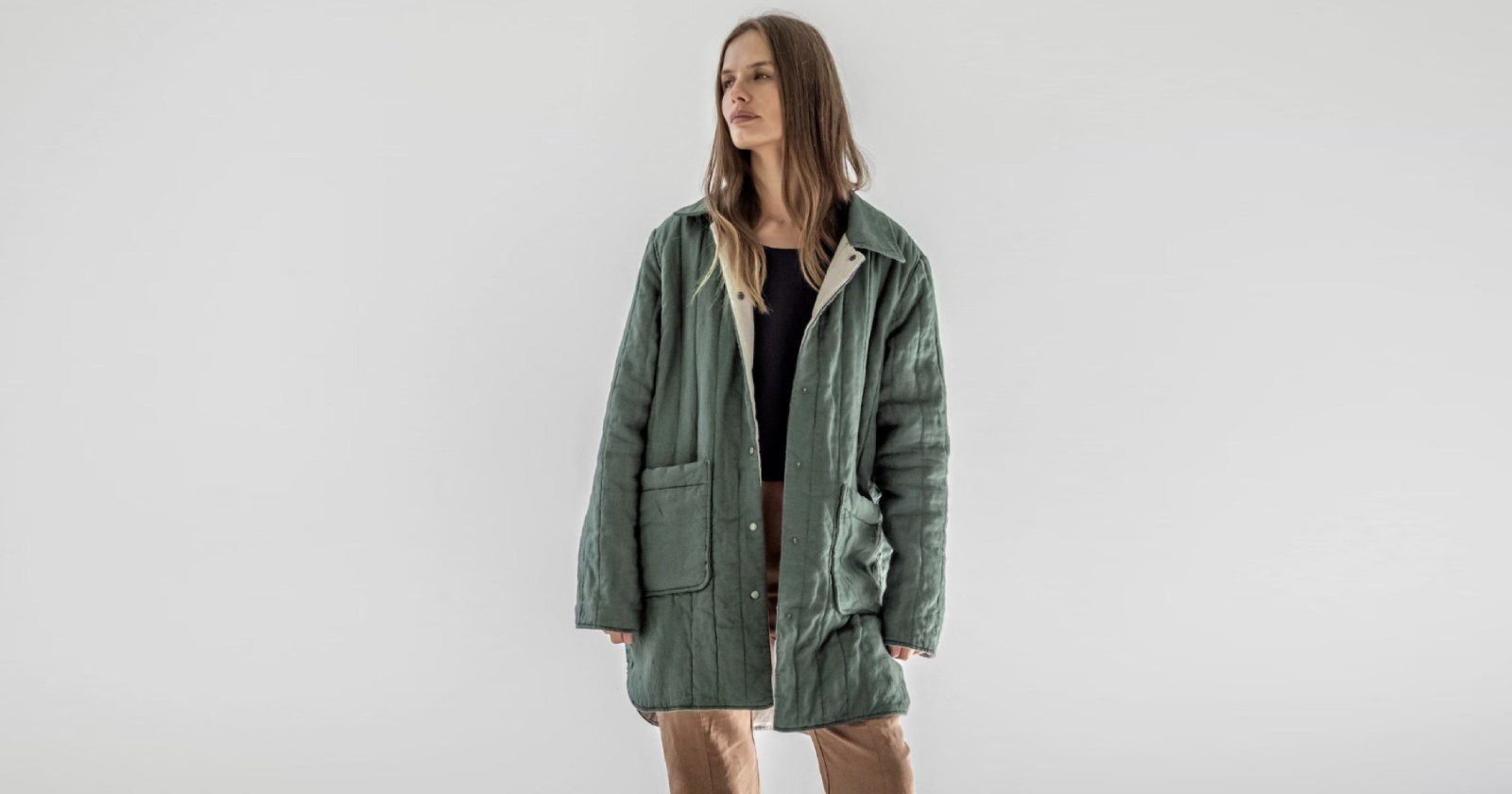 wyjątkowy lniany płaszcz typu peacoat, który łączy w sobie delikatność lnu z przytulnym, lekkim wypełnieniem – idealnym na chłodniejsze dni