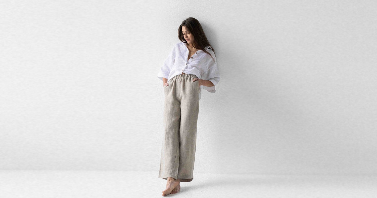 Długie, lniane spodnie z kieszeniami. W pasie posiadają gumkę. Sprawdzą się na co dzień, w podróży. Spodnie są luźne, mają proste nogawki.