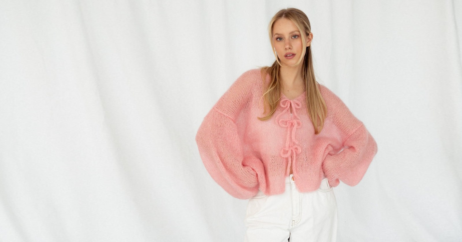 Sweter Poppy w cukierkowym różu to piękny, ręcznie robiony na drutach sweter, który zachwyci Cię swoją oryginalnością. Wykonany z delikatnej moherowej przędzy jest niczym mgiełka, ktora zapewnia komfort noszenia oraz miękkość na skórze.