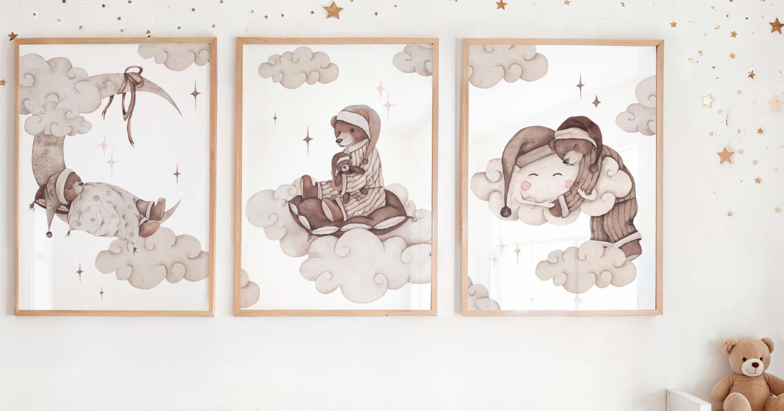 Zestaw Misie Sleepy Teddy to wyjątkowa kolekcja trzech plakatów w delikatnych odcieniach beżu i brązu, idealna do pokoju dziecka w stylu boho lub vintage.