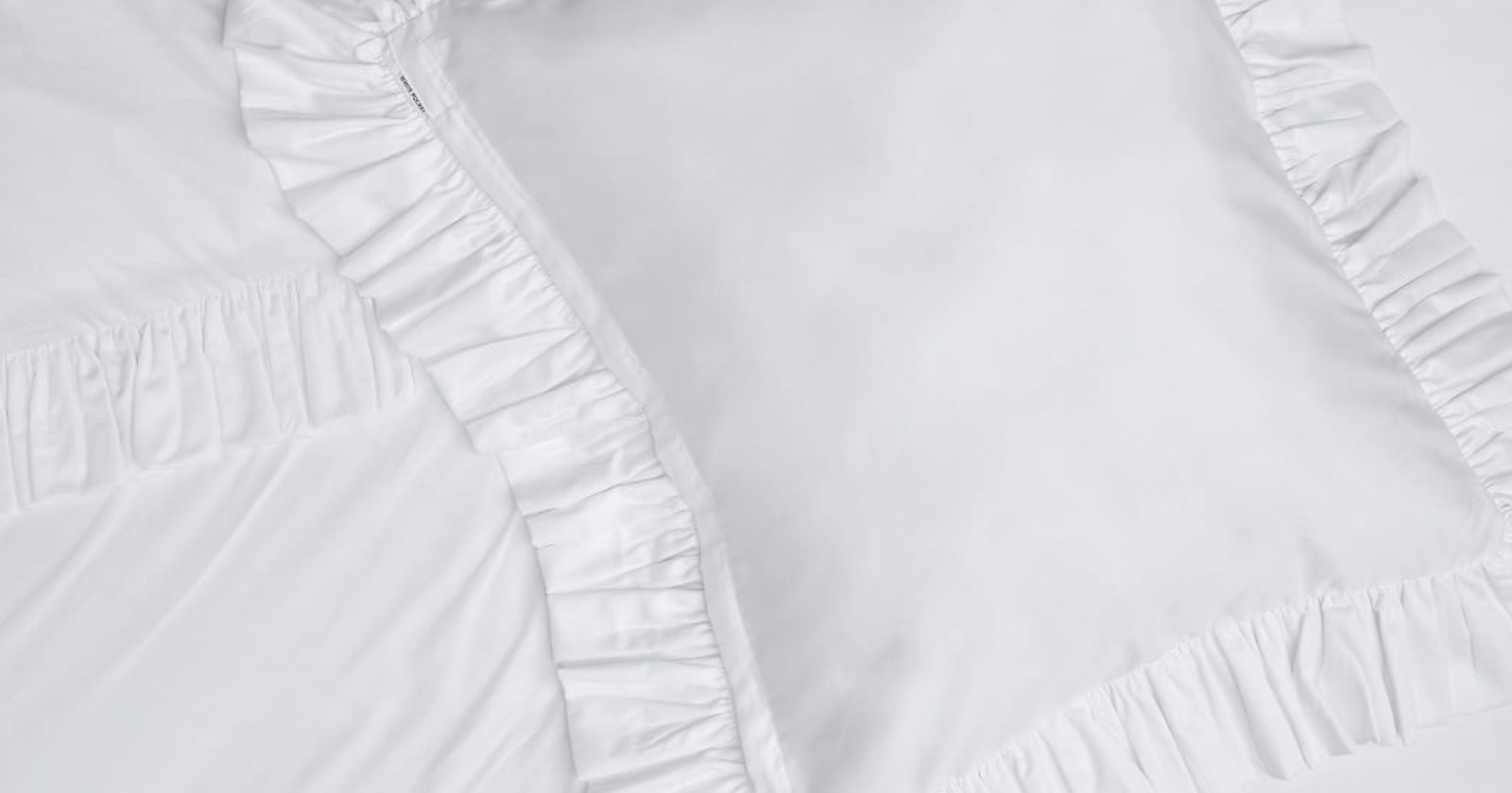 Biała pościel z falbanką to wyjątkowy produkt powstały z doskonałej jakości bawełny o splocie satynowym. Subtelny połysk, gładkość i trwałość satyny sprawią, że Twoje łóżko będzie się prezentować wspaniale