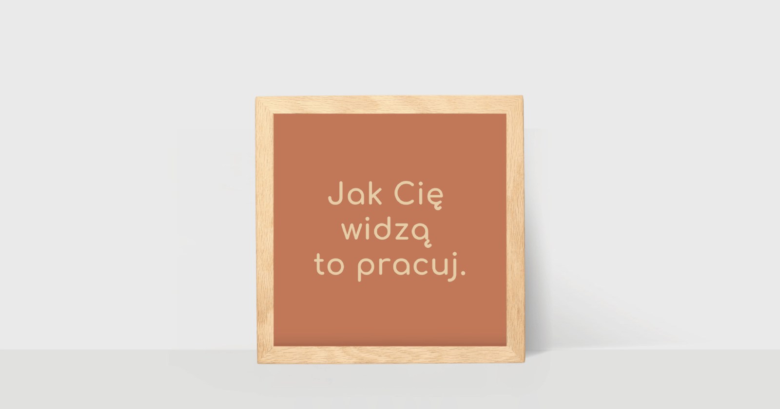 Plakat z powiedzeniem: Jak Cię widzą to pracuj na salonach zagościć musi, bo prawdziwe jest i uśmiech na twarzy wymusi.