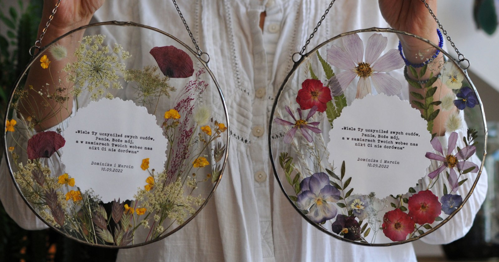 Jakie podziękowania dla rodziców na ślub – co im podarować? Inspiracje z pakamera.pl