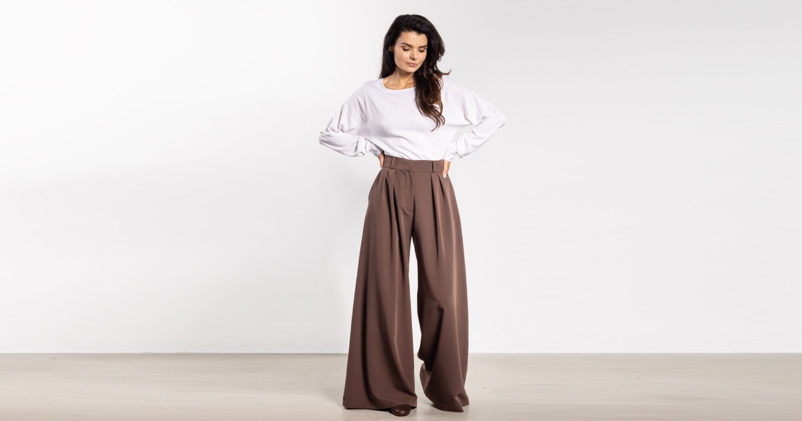 Spodnie wide leg – jak je nosić? 5 stylizacji na każdą okazję