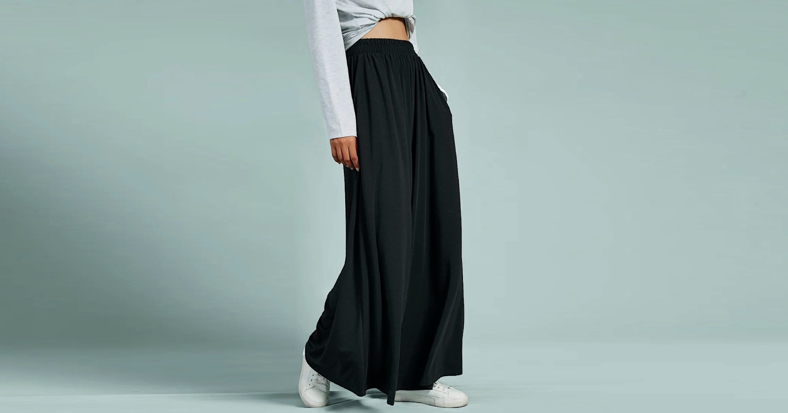 Spodnie tkaniny CUPRO. Kieszenie w szwie na bokach. Guma w talii. Zakładki na przodzie. Szerokie płynne nogawki.