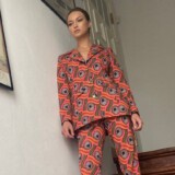 Stroje lat 70. – dzwony, frędzle i printy, które wracają co sezon