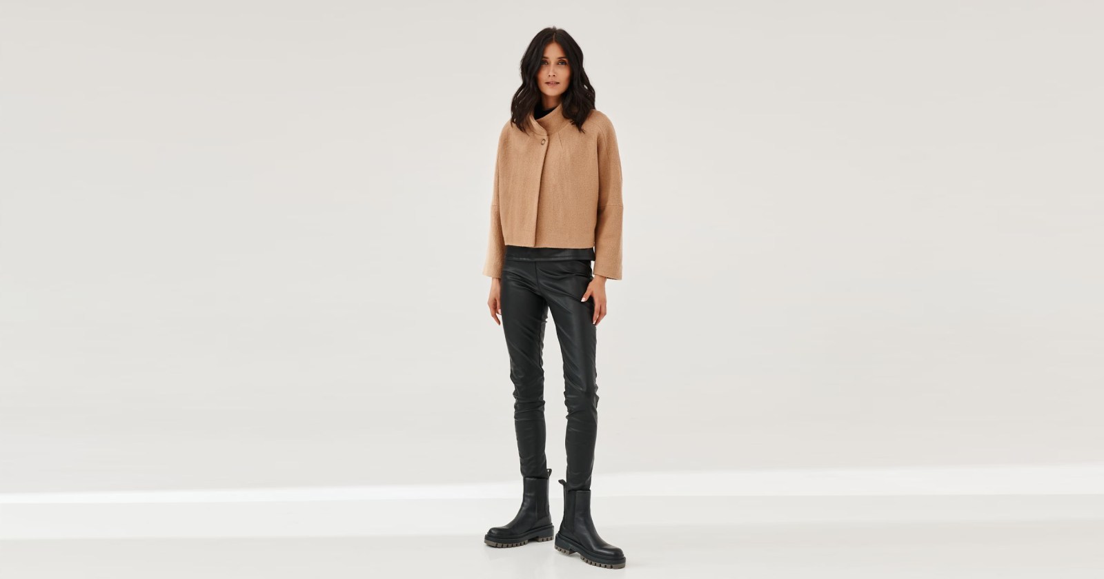 Jaka kurtka do legginsów i sneakersów? Look w miejskim wydaniu