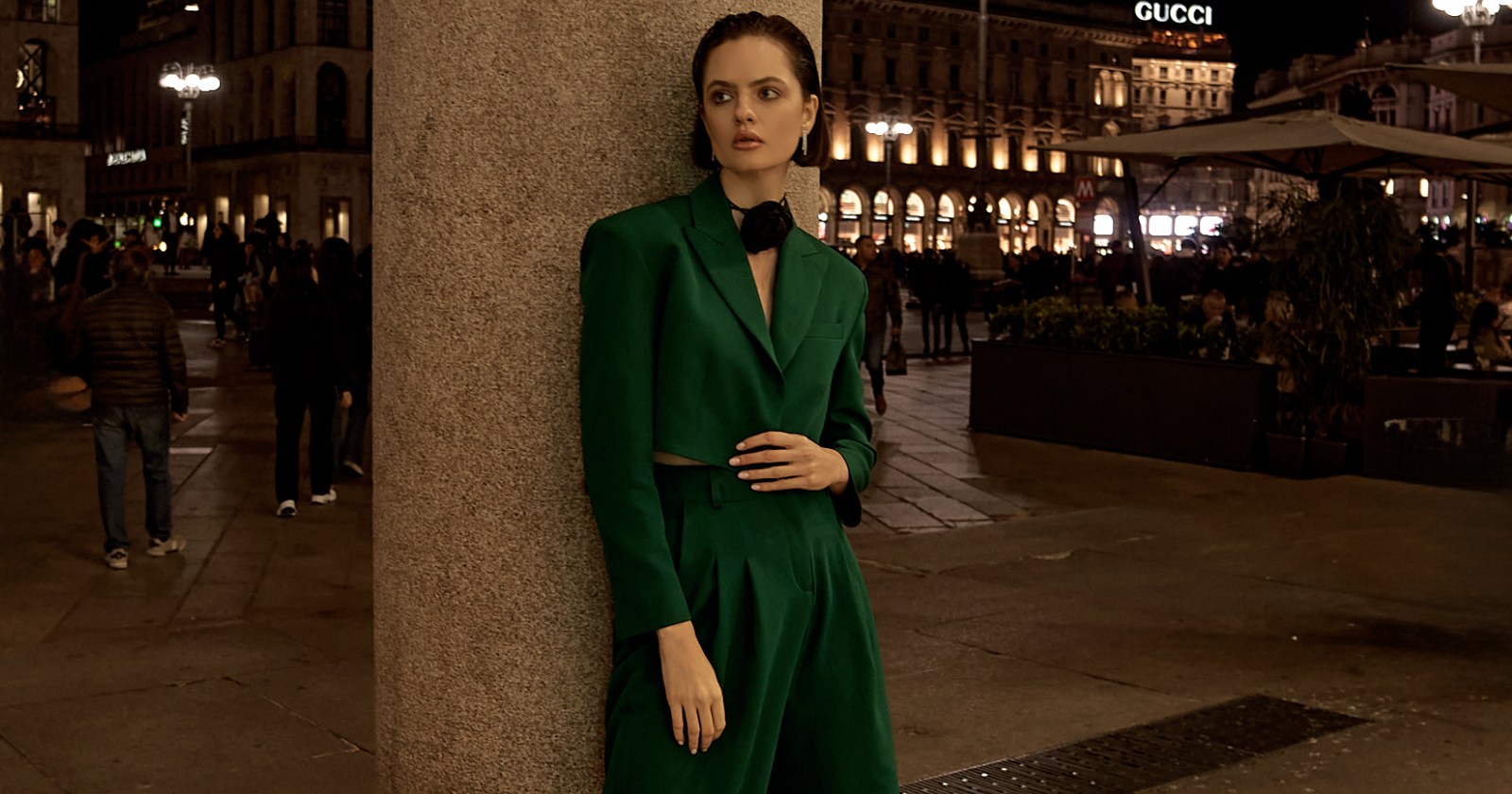 Krótka marynarka, zapinana na jeden guzik. Poszerzone ramiona dzięki poduszkom. Rozporki w rękawach