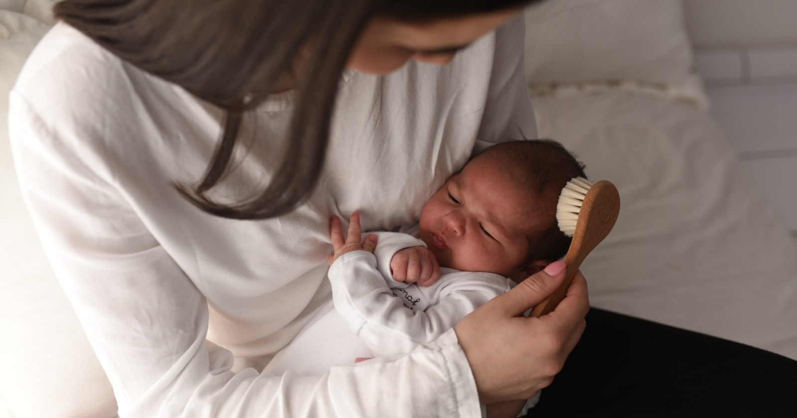 pierwsza szczotka - wariant z miękkim kozim włosiem jest idealny dla delikatnej skóry noworodka