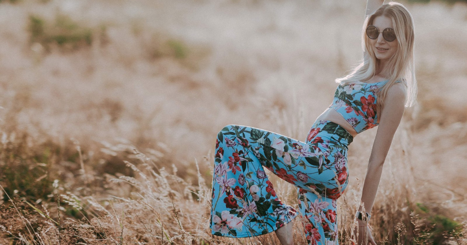 Wyjątkowe legginsy dzwony w stylu lat 70., to nasza propozycja dla aktywnych kobiet z artystyczną duszą, które chcą się wyróżnić i podkreślić swoją delikatną naturę