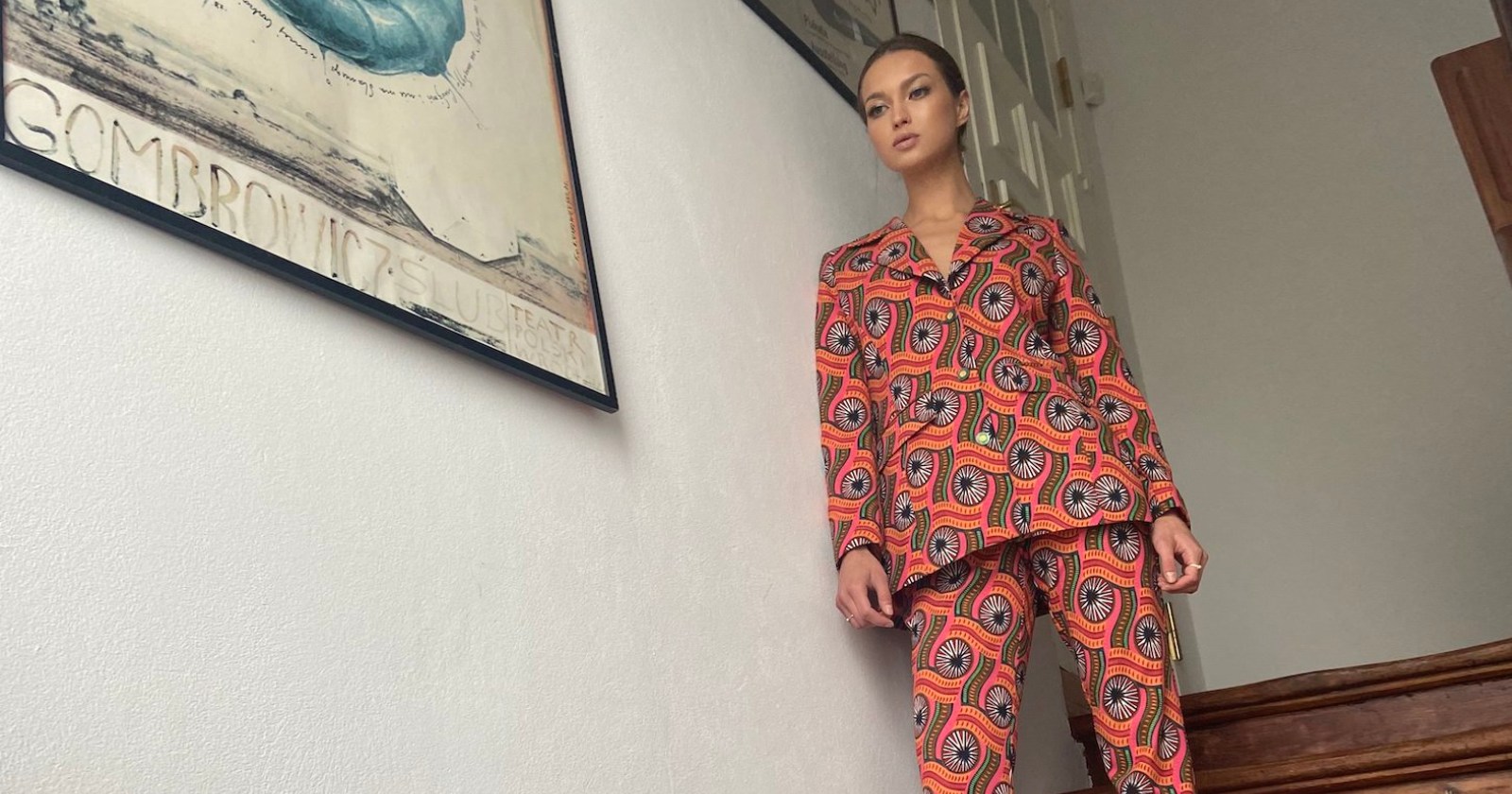 Stroje lat 70. - dzwony, frędzle i printy, które wracają co sezon