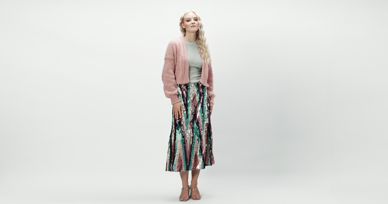 sweter, w którym od razu poczujesz różnicę. Miękka alpaka otuli Cię ciepłem i lekkością, dodatek włókien syntetycznych zadba o trwałość i łatwą pielęgnację