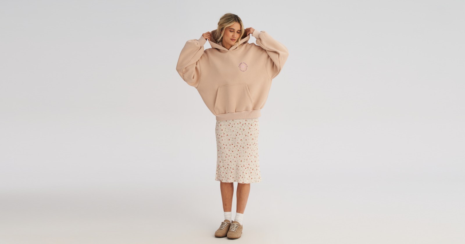 Krój jest nieco krótszy niż nasze standardowe bluzy i delikatnie zwęża się ku dołowi. Powoduje to, że ten model jest bardzo uniwersalny i dobrze układa się na różnych typach sylwetek.