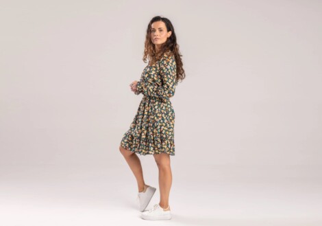 Sukienka w drobne kwiatki hitem lata 2026! Jak ją nosić?