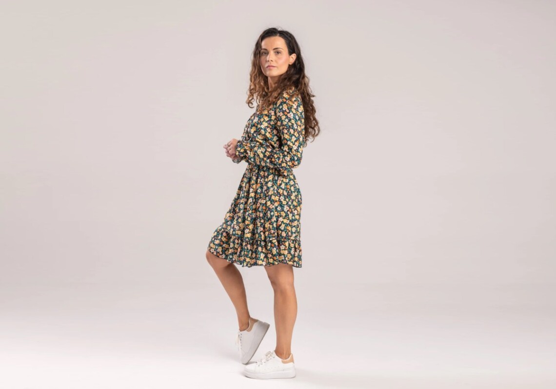 Sukienka w drobne kwiatki hitem lata 2026! Jak ją nosić?