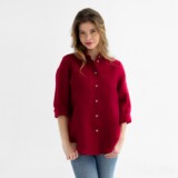 Czerwona koszula damska – z czym ją nosić? Stylizacje na każdą okazję