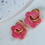 Kolczyki z kwiatami idealne do letnich stylizacji. Jakie wybrać?