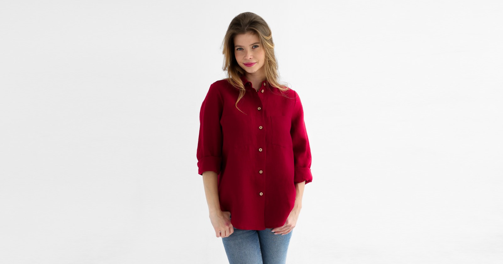 Czerwona koszula damska – z czym ją nosić? Stylizacje na każdą okazję