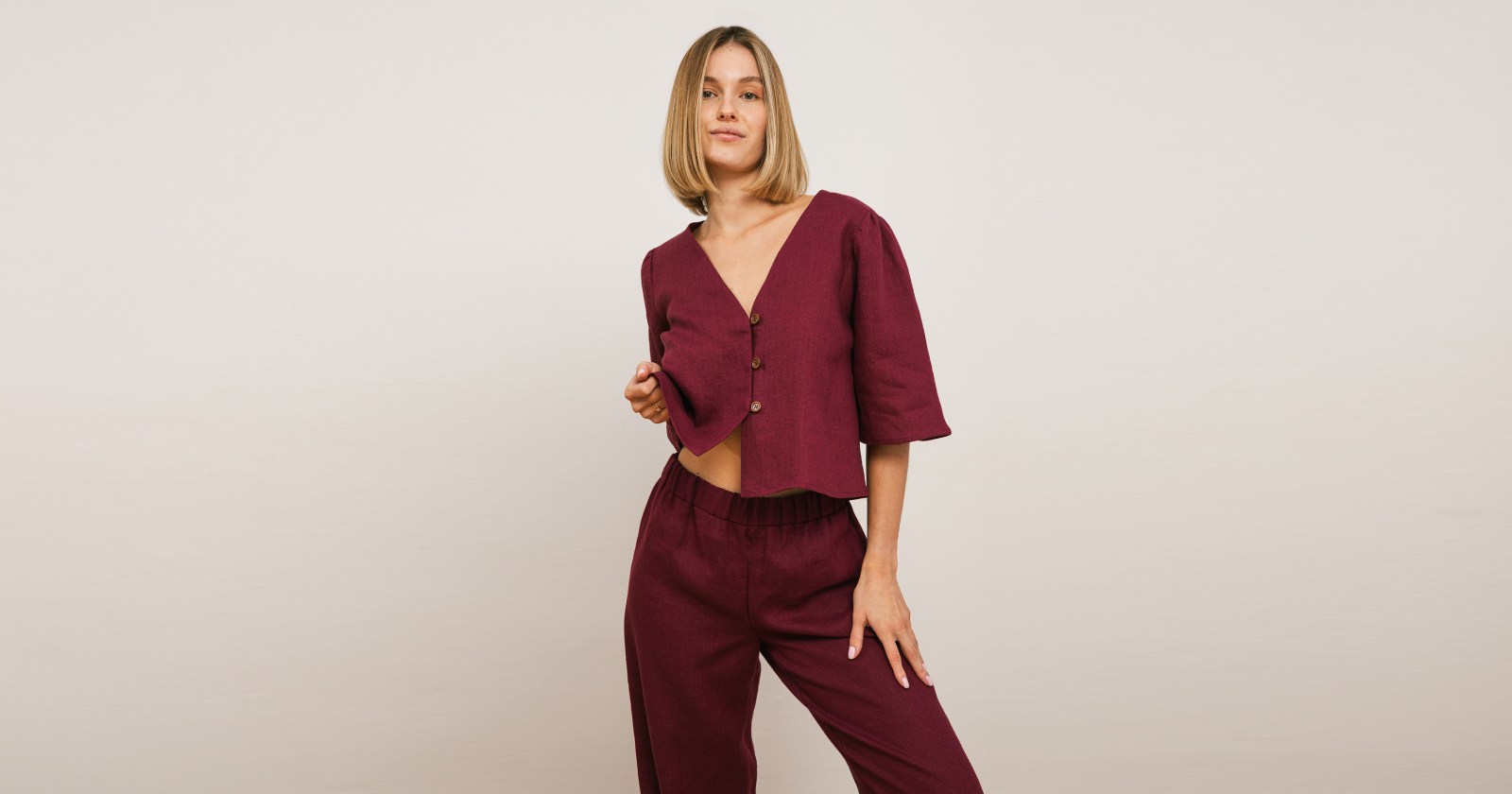 Bluzka o ponadczasowym kroju, uszyta z najwyższej jakości 100% lnu.