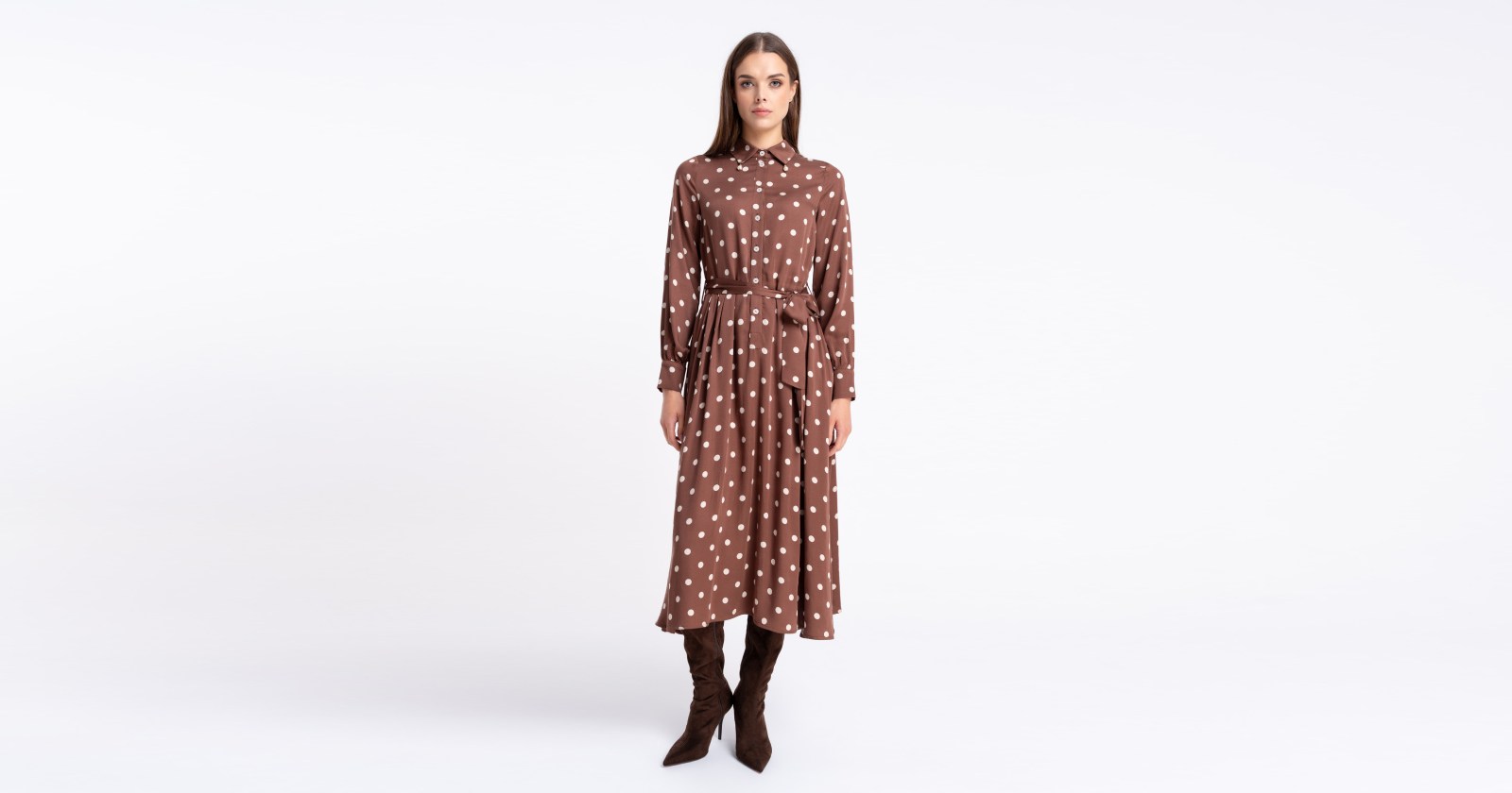krój sukienki ,,deborah’’ w nowej odsłonie w kolorze brązowym w białe kropy. Model o długości midi zachwyca prostym, ponadczasowym krojem z kołnierzykiem i długim, bufiastym rękawem w typie ,,bishop sleeve’’.