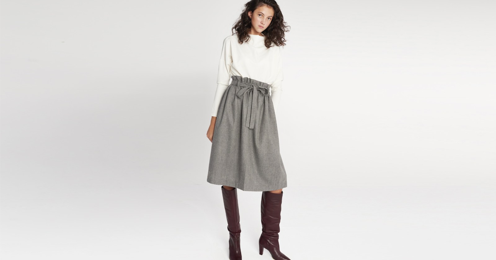 Kobieca i bardzo stylowa spódnica o długości "za kolano", posiada podszewkę, wykonana z wysokogatunkowej wełny w kolorze jasno szarym.