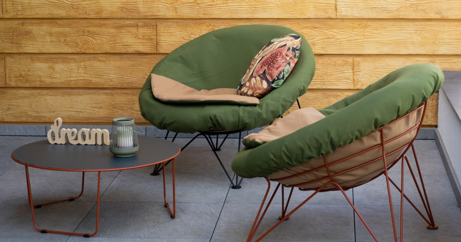 Fotele o dużych gabarytach siedziska o opływowym, dostosującym się do wymiarów ciała kształcie gwarantują najwyższą wygodę i niepowtarzalny styl.