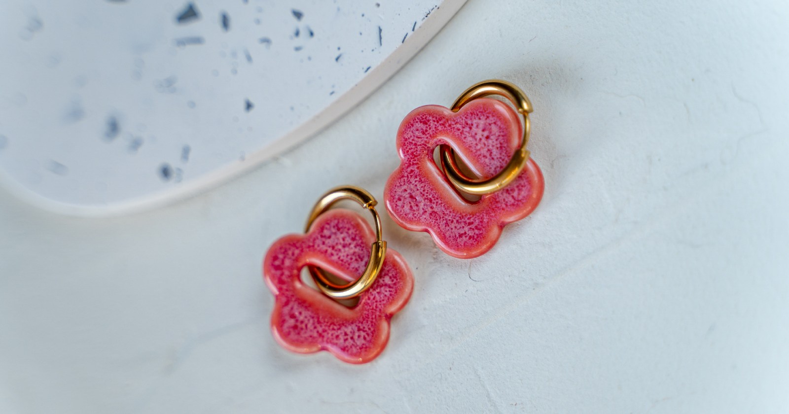 Kolczyki z kwiatami idealne do letnich stylizacji. Jakie wybrać?