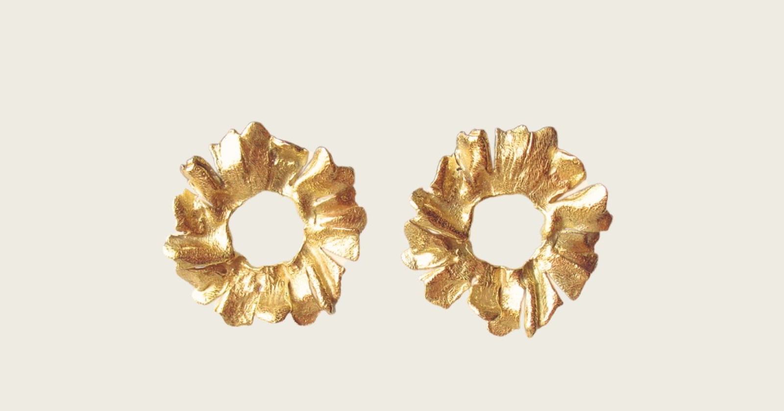 Kolczyki zapinane na sztyft. Ornament wpisany w koło stanowi o klasycznym charakterze ozdoby.Kolekcja RUMIANKI powstała w wyniku wnikliwej obserwacji rośliny