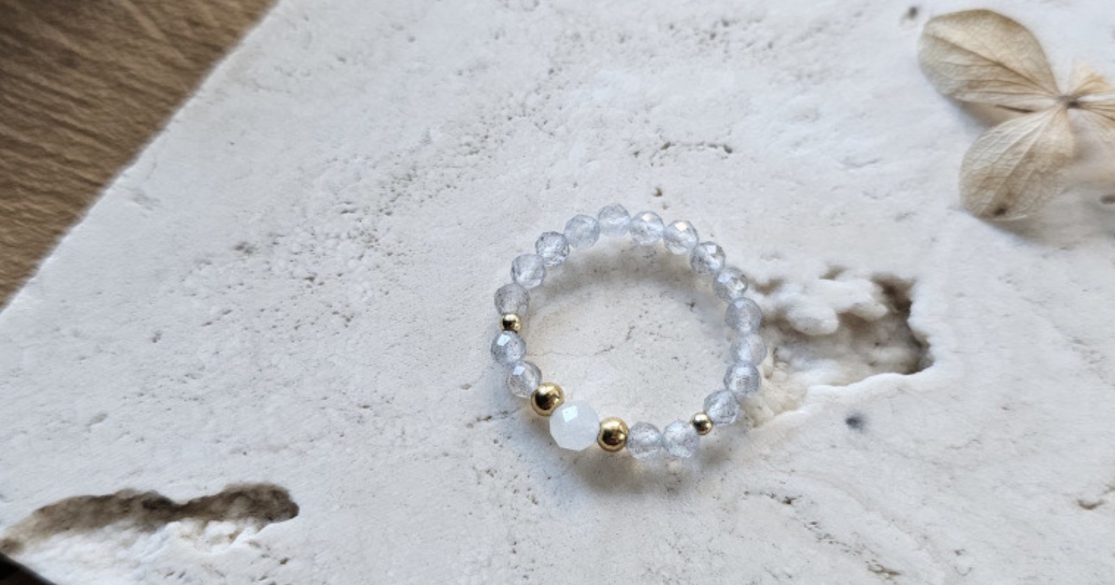 Elegancki pierścionek, którego bazą jest labradoryt - minerał pięknie mieniący się pod wpływem światła. Nie raz zaskoczy Cię swoją barwą, ukazując szarości, srebrzystości a nawet błękity