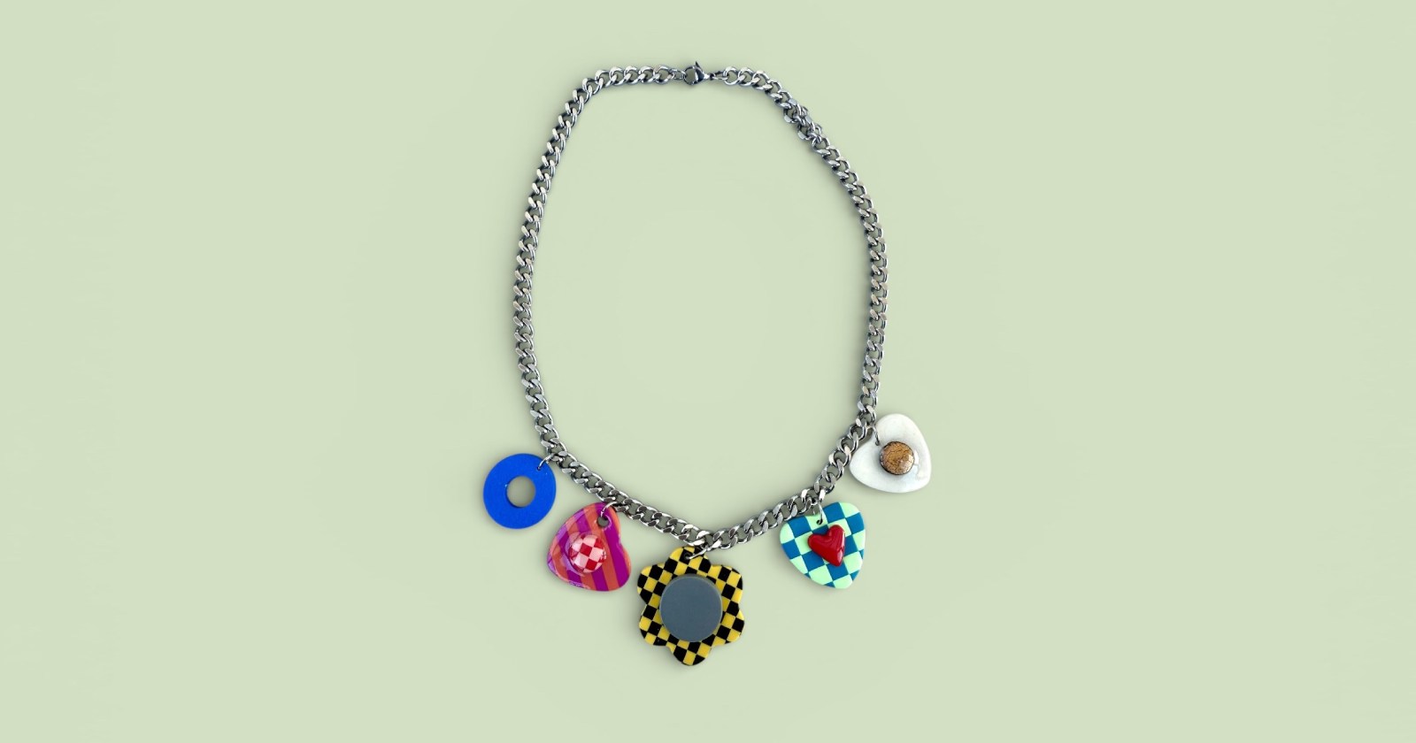 Śliczny naszyjnik wykonany ze stali chirurgicznej, pereł słodkowodnych i zawieszek z glinki polimerowej, stworzony w pojedynczym egzemplarz