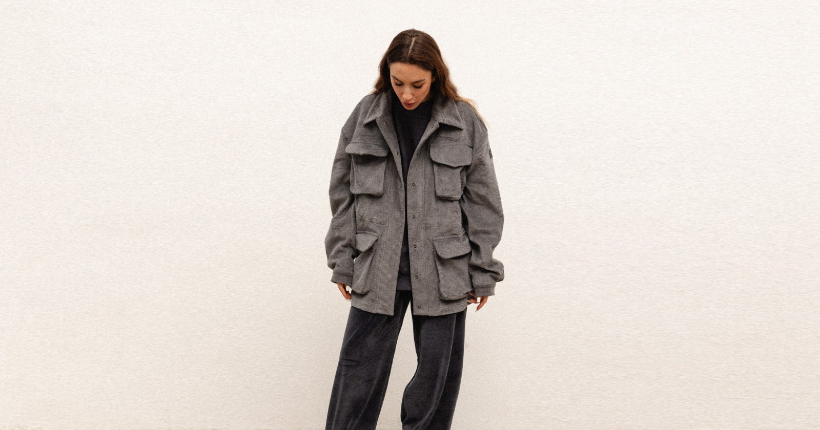 Oversizowa kurtko-koszula z dużym kołnierzem, obniżoną linią ramion i czterema praktycznymi kieszeniami to uniwersalny element garderoby, który sprawdzi się w wielu stylizacjach. 