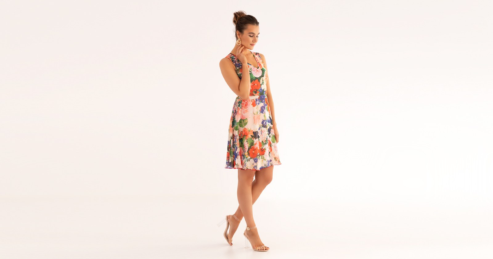 Sukienka w drobne kwiatki hitem lata 2026! Jak ją nosić?