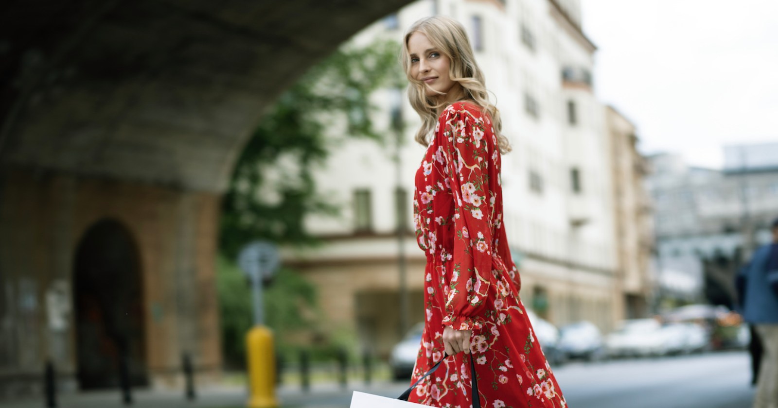 Czerwona sukienka maxi w kwiaty. Całość dopasowana w talii. Długi rękaw. Zapinana na jeden, mały guzik z tyłu. Na podszewce