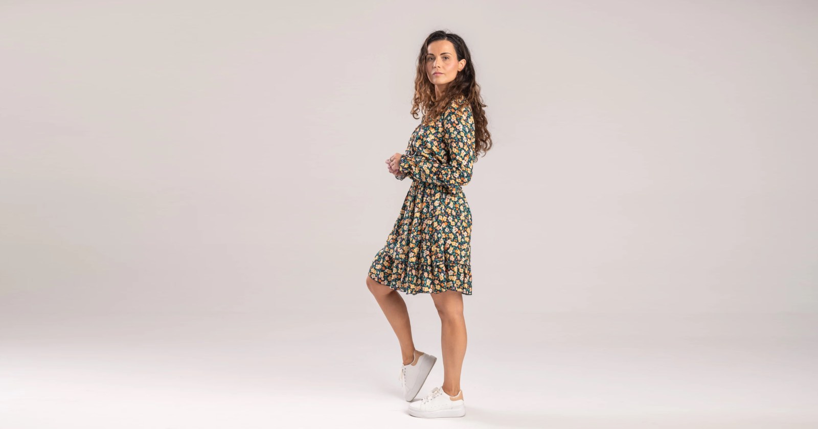 kwiecista sukienka midi, uszyta z lekkiej i zwiewnej, wysokiej jakości wiskozy. Bazą jest odcień granatu a kwiaty o różnych odcieniach i subtelne zielone listki, sprawiają wrażenie trójwymiarowości. 