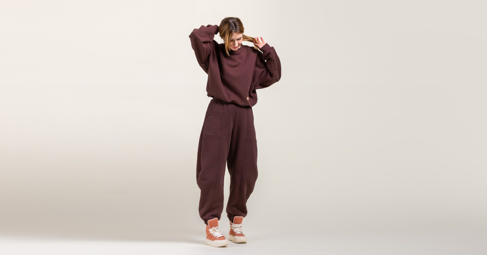 Bawełniana, oversize'owa bluza. Klasyczny krój, świetnie prezentuje się na sylwetce . Spodnie z wysokim stanem ze stabilną gumką w pasie, szerokimi, zapewniającymi swobodę nogawkami i głębokimi kieszeniami.