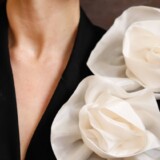 Jak nosić broszkę? Stylizacje na co dzień i wieczór