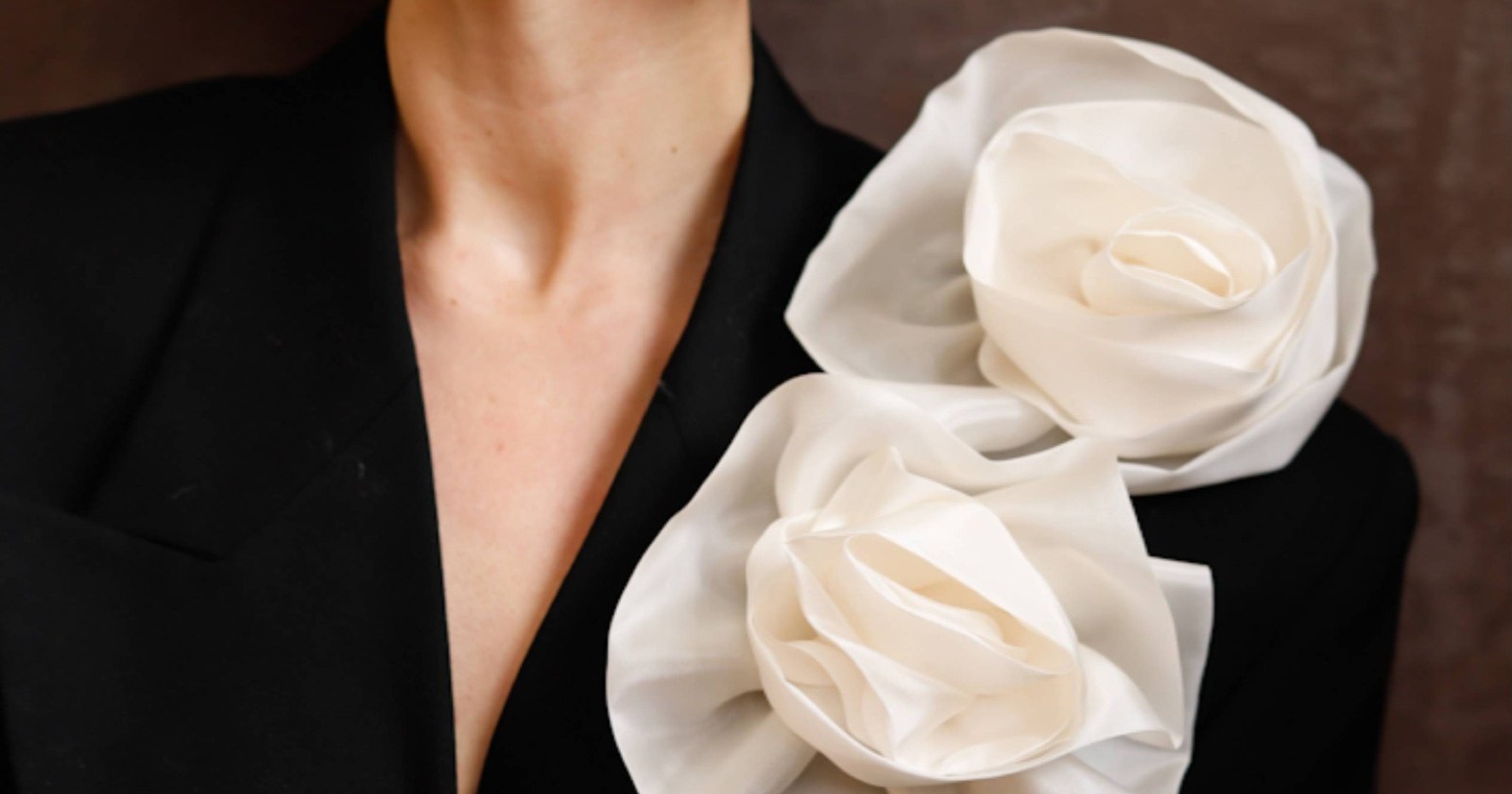 Jak nosić broszkę? Stylizacje na co dzień i wieczór