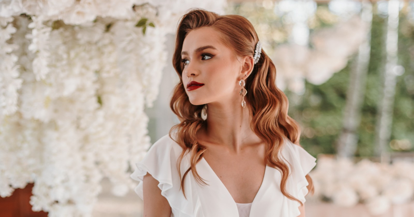 Długie kolczyki ślubne z pięknymi kryształami, mocowane na eleganckich sztyftach