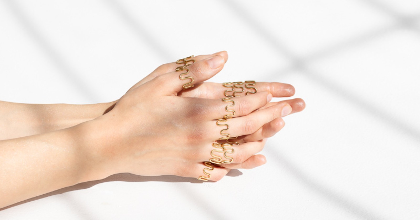 Minimalistyczny pierścionek z serii LINIA. Do wyboru w dwóch wersjach - srebra pr. 925 pozłacanego 24-karatowym złotem lub ze srebra próby 925.