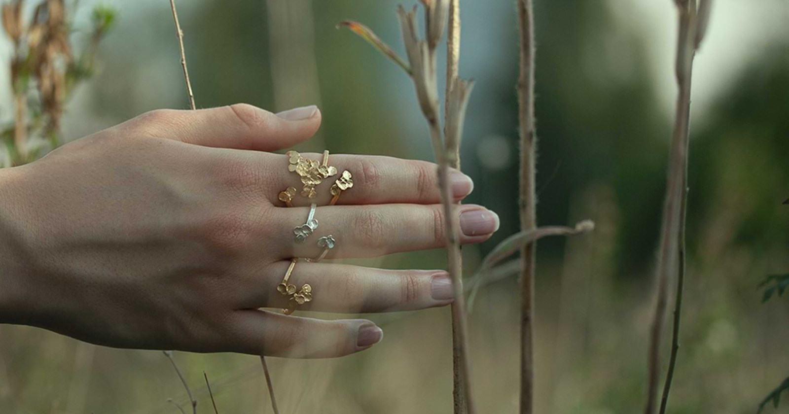 Drobny pierścionek z motywem płatków jabłoni . Lekki i wygodny w codziennym użytkowaniu, na delikatnej i jednocześnie solidnej obrączce, którą możesz sama dopasować.