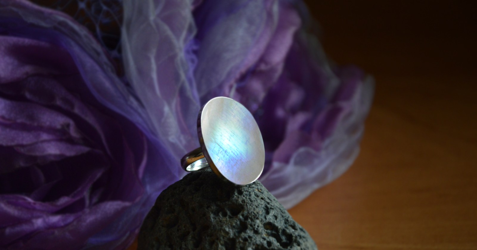 Kamień księżycowy - właściwości, znaczenie, kolor