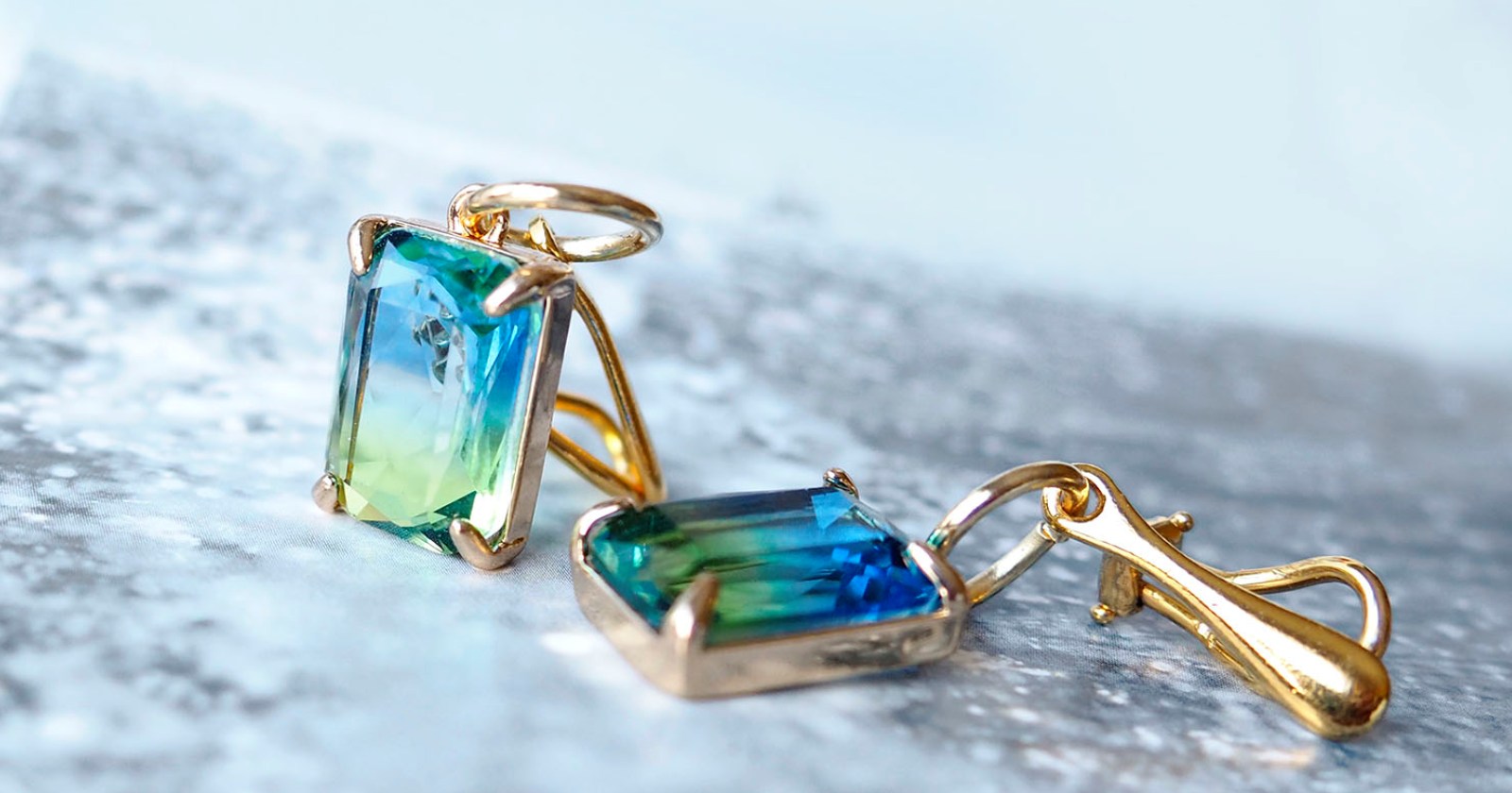 ręcznie wykonane klipsy, jedyne w swoim rodzaju, srebro 0,925 pokryte 24 K złotem, zawieszki z kryształami z efektem ombree, Długość 3,5 cm