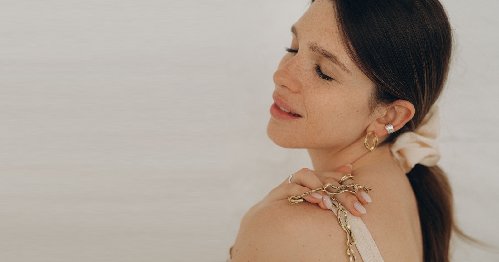 Kolczyki do uszu bez przekłuwania – jak je nosić?