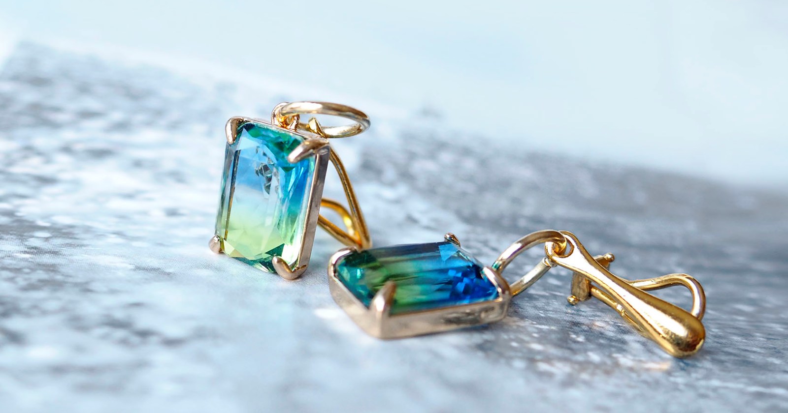 Śliczne, niezwykle dekoracyjne i efektowne, ręcznie wykonane klipsy, jedyne w swoim rodzaju.