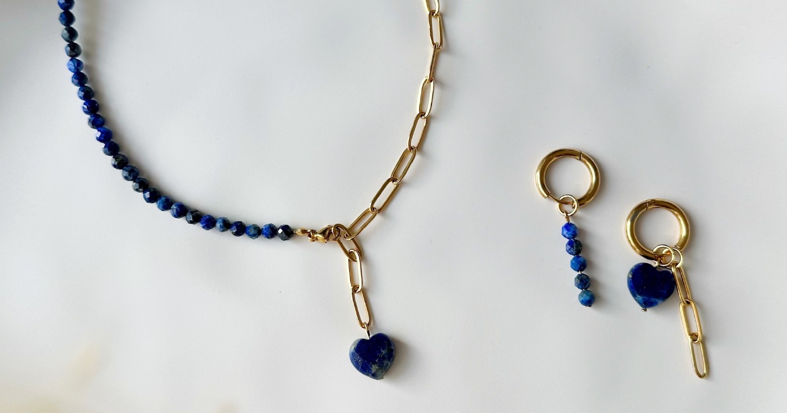 Komplet naszyjnik z kolczykami z przepięknego kamienia w głębokim niebieskim odcieniu - lapis lazuli. Naszyjnik można regulować z przodu i nosić na dwa sposoby. Zawieszka w kształcie serca wykonana jest również z lapisu. Kolczyki koła idealnie dopełnią całą stylizację!